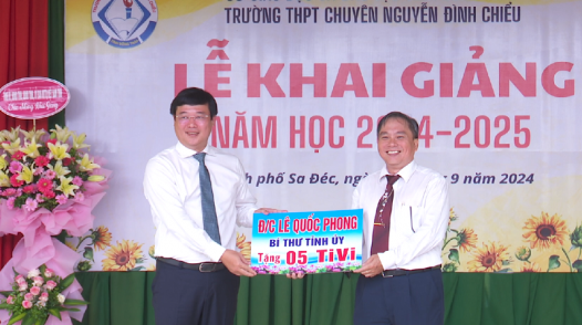 Bí thư Tỉnh ủy dự khai giảng năm học mới