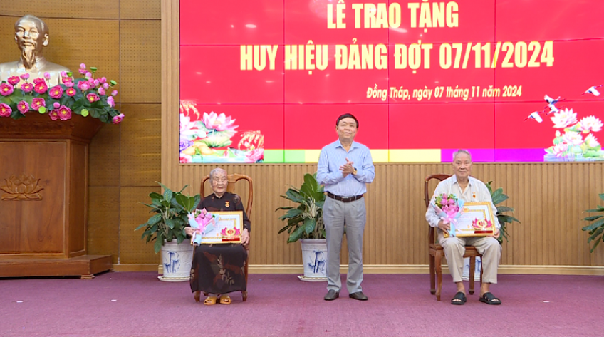 Đồng Tháp: Trao tặng Huy hiệu Đảng đợt 07/11