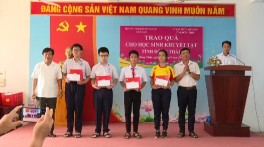 “Thắp sáng niềm tin cho em” trao nhiều phần quà trẻ em khuyết tật Đồng Tháp