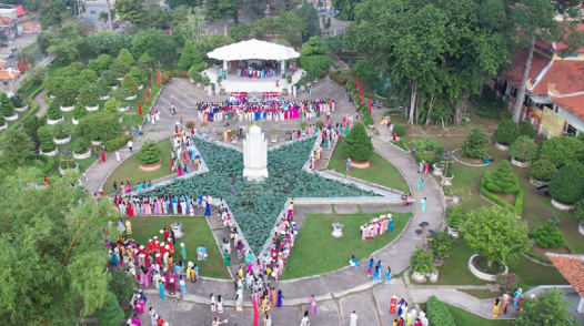 Hơn 5.500 phụ nữ Đồng Tháp tham gia diễu hành áo dài rạng ngời sắc sen