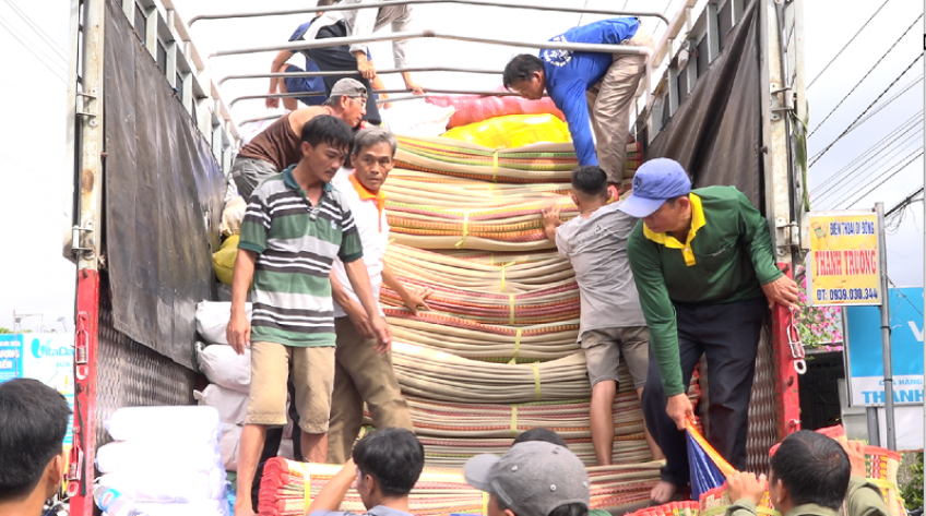 Thêm nhóm tình nguyện trực tiếp vận chuyển nhu yếu phẩm hỗ trợ đồng bào miền Bắc